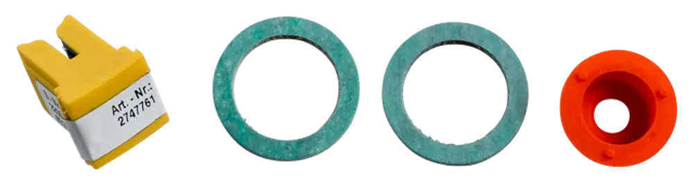 Vier Komponenten eines Umrüstsatzes, darunter ein gelber Stecker und zwei Ringe in verschiedenen Farben, möglicherweise für einen Wolf TGB-2-30.